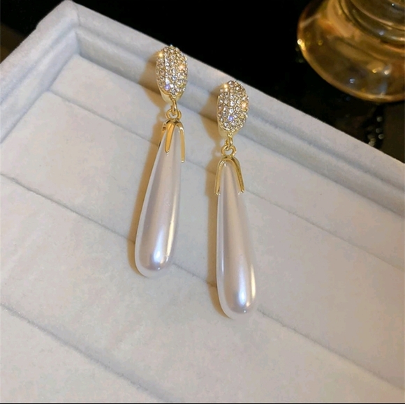 BRAND NEW ** Elegant Gold and Pearl Drop Earrings - Picture 2 of 2